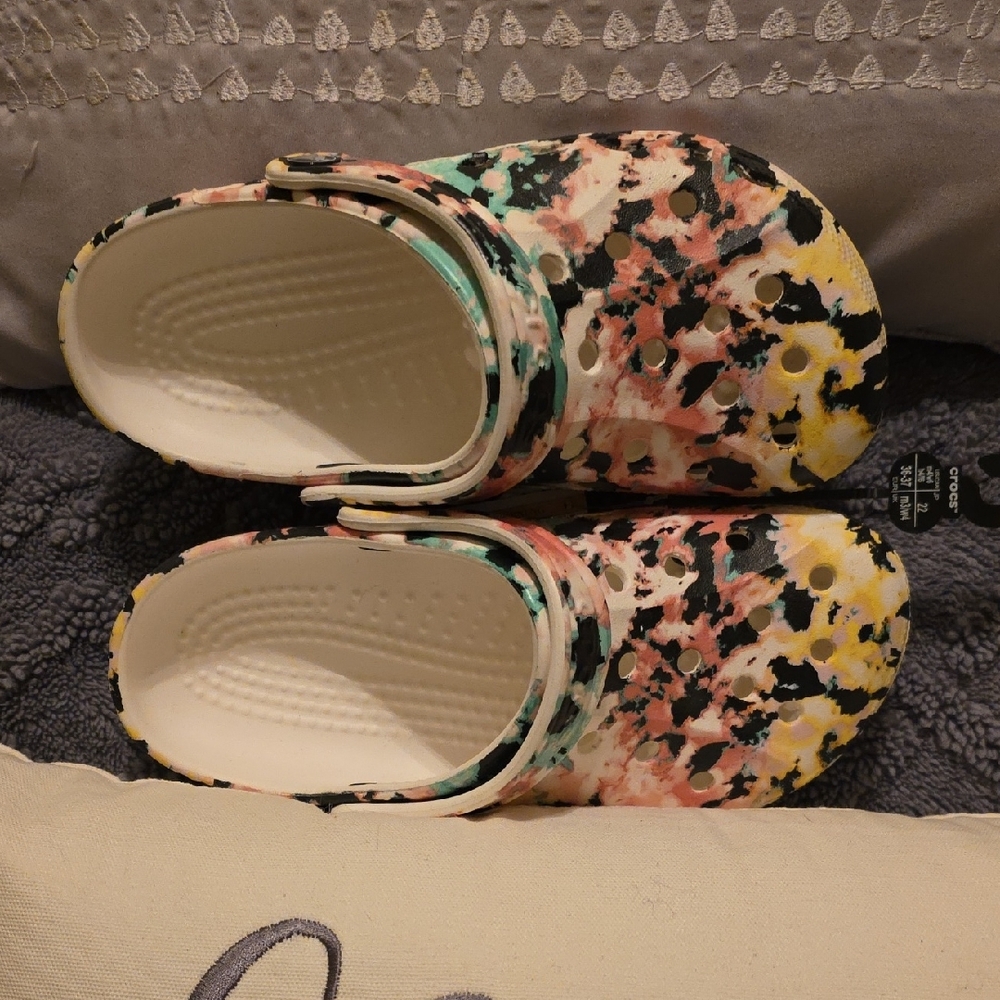 CROCS Multicolor Patterned Clogs NWT - image 5